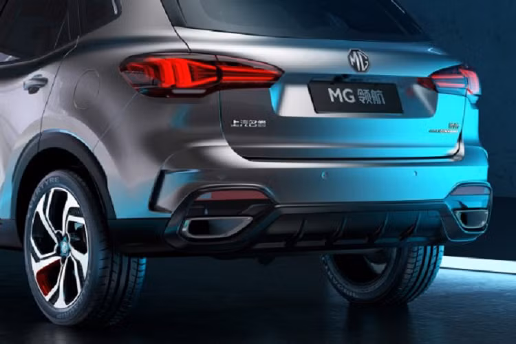 Thứ hai là hệ truyền động plug-in hybrid (PHEV), bao gồm máy xăng tăng áp 1.5L như trên và mô-tơ điện có công suất tối đa 122 mã lực cùng mô-men xoắn cực đại 230 Nm. Tổng cộng, MG HS PHEV 2022 sở hữu công suất 284 mã lực và mô-men xoắn cực đại 480 Nm. Xe còn có hộp số tự động 10 cấp và cụm pin lithium-ion 16,6 kW. Nhờ đó, MG HS PHEV 2022 có thể chạy được 67 km mà không cần dùng động cơ xăng.
