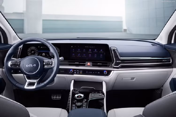 Tất cả phiên bản của Kia Sportage 2022 tại Việt Nam chung kích thước dài x rộng x cao lần lượt 4.660 x 1.865 x 1.665 mm, trục cơ sở 2.755 mm. Ngoại hình có thể có sự khác biệt lớn nhờ tùy chọn gói X-Line. Đèn pha LED hoặc Projector LED tùy phiên bản. Cốp chỉnh điện là trang bị tiêu chuẩn, trong khi cửa sổ trời Panaroma không có ở bản 2.0G Luxury và 2.0G Premium.