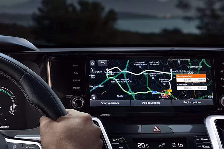 Bên trong, Kia Sorento Hybrid 2023 sẽ sở hữu những trang bị đáng chú ý như bảng đồng hồ kỹ thuật số và màn hình thông tin giải trí cảm ứng, cùng có kích thước 12,3 inch. Chưa hết, mẫu xe tiết kiệm xăng này còn được trang bị hệ thống âm thanh Bose 12 loa cao cấp.