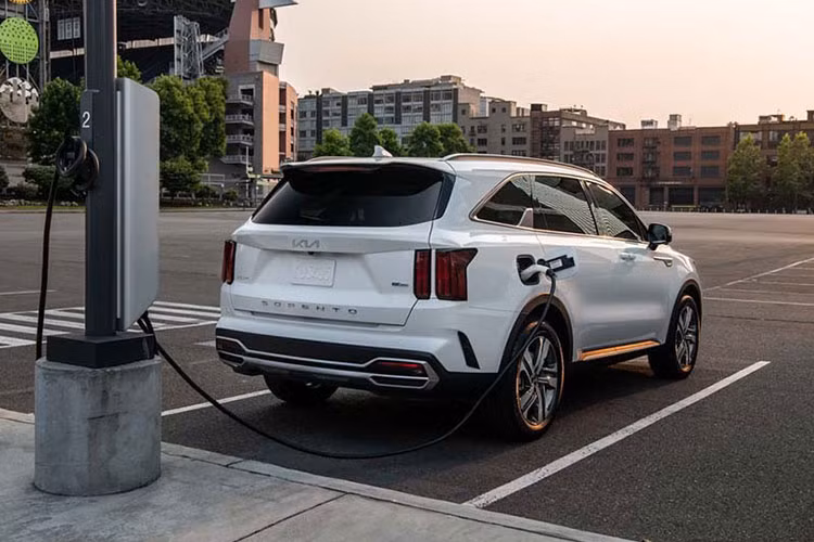 Sorento Hybrid 2023 mới sở hữu bộ pin lithium-ion polymer 14 kWh cho phạm vi hoạt động lên đến 68 km ở chế độ chạy điện. Xe được trang bị ổ cắm Type 2 có khả năng sạc từ 15 - 95% trong 3 giờ 25 phút.