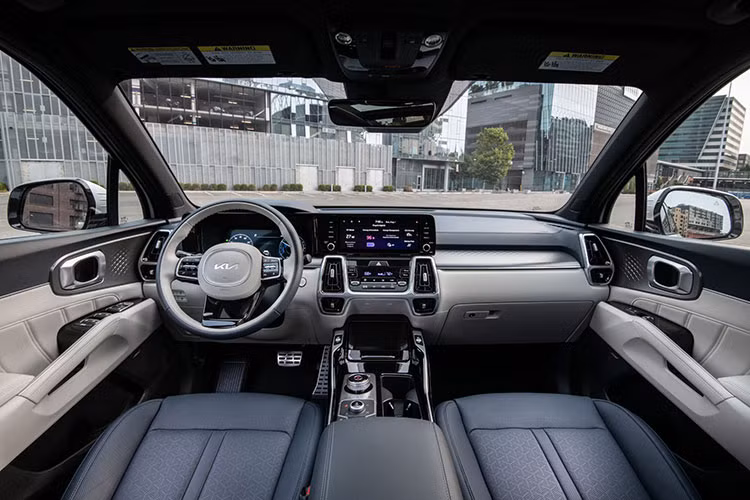 Ngoại trừ hệ truyền động và huy hiệu hybrid đặt tại cửa hậu, Kia Sorento Hybrid và bản thường (đang bán tại Việt Nam) gần như không có điểm gì khác biệt, bao gồm cả trang bị ngoại thất và nội thất.