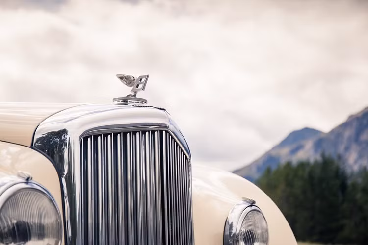 Tương tự R-Type, chiếc xe siêu sang Bentley Continental dùng động cơ 6 xi-lanh thẳng hàng dung tích 4.566 cc, tuy nhiên cỗ máy này đã được Bentley tinh chỉnh để cho ra công suất 153 mã lực (tăng 13 mã lực), giúp xe đạt tốc độ tối đa 191 km/h.