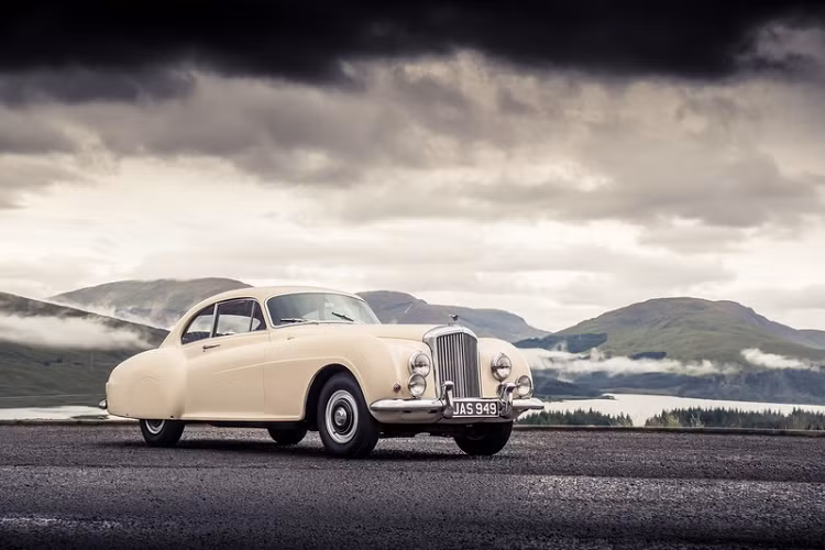 Cụ thể, vào năm 1952, giá xe Bentley R-Type Continental có mức bán ra niêm yết 6.928 bảng Anh (tương đương khoảng 4 tỷ đồng) hiện nay. Bên cạnh việc là một chiếc xe sang đắt đỏ, đây còn là mẫu xe 4 chỗ nhanh nhất khi đó.