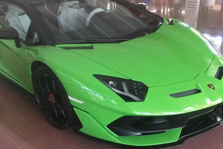 Không giống với chiếc Lamborghini Aventador SVJ Roadster cập cảng Việt Nam vào hồi cuối tháng 12/2021 có màu sơn ngoại thất cam Arancio Atlas “chói lọi”. “Siêu bò” mui trần mới “nhập tịch” nước ta sở hữu lớp “áo” màu xanh lá cây tươi mát, đi kèm nhiều chi tiết sơn đen bóng và sợi carbon. Ngoài ra trên vòm bánh sau của xe còn có logo SVJ, đây là tùy chọn có giá tới 9.000 USD (khoảng 205 triệu đồng).