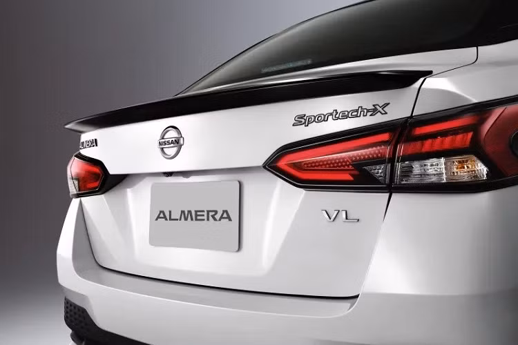 Đặc biệt, Nissan Almera Sportech-X 2022 còn mang trên mình "bộ cánh" ngoại thất 2 màu. Theo đó, phần lớn thân xe đều được sơn màu trắng Storm White trong khi nóc, các cột, ốp gương ngoại thất và cánh gió sau lại sơn màu đen tương phản.