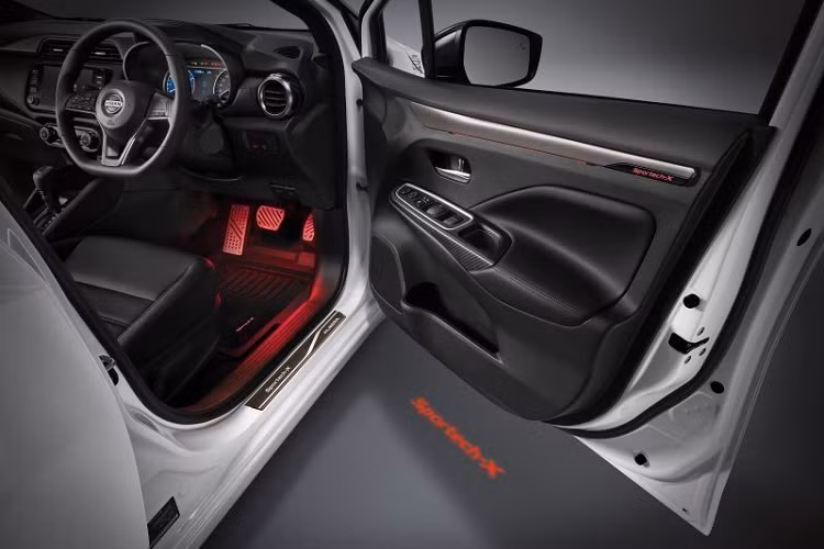 "Trái tim" của Nissan Almera Sportech-X 2022 là động cơ xăng 3 xi-lanh, tăng áp, dung tích 1.0L quen thuộc. Động cơ này cũng tạo ra công suất tối đa 100 mã lực và mô-men xoắn cực đại 152 Nm như bản thường. Sức mạnh được truyền tới bánh thông qua hộp số biến thiên vô cấp CVT.
