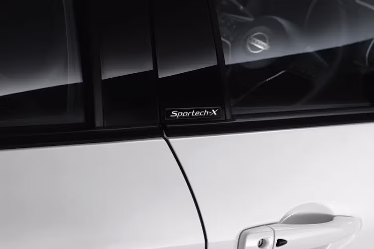 Cụ thể, Nissan Almera Sportech-X 2022 được trang bị lưới tản nhiệt mới, sơn màu đen bóng, cụm đèn pha tích hợp dải đèn LED định vị ban ngày và bộ vành hợp kim 16 inch với thiết kế thể thao hơn. Ngoài ra, xe còn có đầu ống xả mạ crôm mới và logo Sportech-X trên cửa cũng như phía sau.