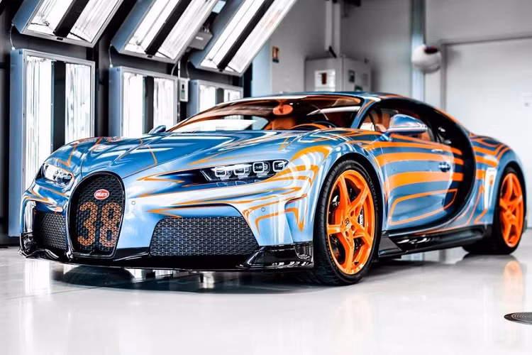 Vào cuối năm ngoái, hãng siêu xe Bugatti thông báo rằng công ty đã mở một chương trình tùy chỉnh xe riêng để phục vụ các ý tưởng hoang dại nhất từ những khách hàng giàu có nhất của mình và chiếc Bugatti Chiron Super Sport triệu đô đặc biệt đã ra đời. 