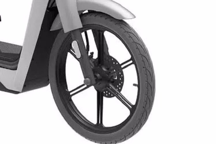 Xe có vẻ vẫn dùng khung gầm underbone đồng thời đi kèm đèn pha LED hình tròn ở phía trước, yếm nhỏ, sàn đặt chân phẳng, rộng rãi và yên xe dành cho 1 người ngồi. Khi được sản xuất thương mại, hãng Honda có thể sẽ trang bị yên đôi cho mẫu xe máy điện này. Chưa hết, xe máy điện Honda Super Cub còn có bộ vành đúc khá lớn, dự kiến với đường kính 17 inch.