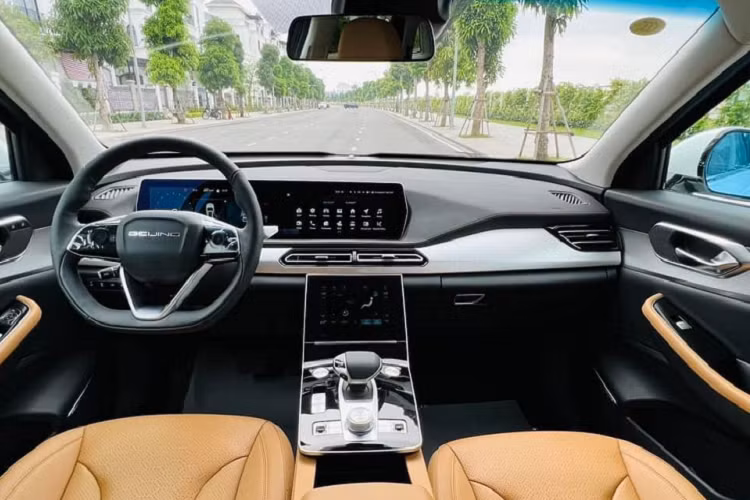 Ở bên trong, nội thất của mẫu xe Beijing X7 2022 tại Việt Nam vẫn giữ nguyên thiết kế hơi hướng hiện đại như đời cũ dù là bản nâng cấp.