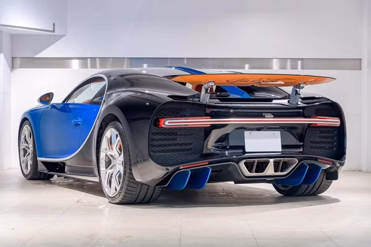 Siêu phẩm Bugatti Chiron chỉ mất thời gian 2,5 giây để tăng tốc từ vị trí xuất phát lên 100 km/h trước khi đạt vận tốc tối đa 420 km/h. Để có thể giúp "ông hoàng tốc độ" Bugatti Chiron đạt tốc độ tối đa, chủ nhân phải chuyển sang chế độ chạy là Top Speed và vẫn phải sử dụng chìa khoá riêng tương tự như hãng siêu xe Pháp đã làm với "đàn anh" là Bugatti Veyron .