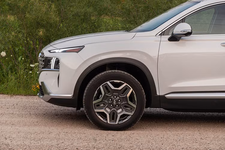 Với bản Exclusive thấp nhất, Hyundai SantaFe Hybrid ở thị trường Hàn Quốc có những trang bị đáng chú ý như cửa cốp chỉnh điện thông minh, cần gạt nước tự động, kính lái chắn tia UV và màn hình cảm ứng trung tâm 10,25 inch, tích hợp hệ thống định vị. 