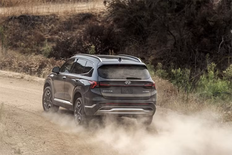 Hiện chưa rõ giá xe Hyundai SantaFe Hybrid 2023 lắp ráp tại Việt Nam. Trong khi đó, Hyundai SantaFe tại Việt Nam hiện đang được bán với giá dao động từ 1,055 - 1,375 tỷ đồng.