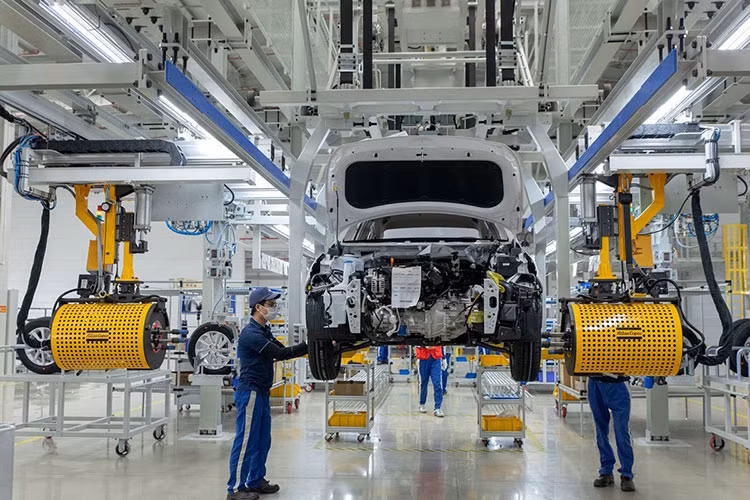 Tại sự kiện khánh thành nhà máy Hyundai Thành Công Việt Nam số 2 (HTMV2) tại khu công nghiệp Gián Khẩu, huyện Gia Viễn, tỉnh Ninh Bình, Tập đoàn Thành Công (TC Group) đã hé lộ kế hoạch lắp ráp thêm một số mẫu xe mới để phục vụ thị trường Việt Nam. Một trong số đó có mẫu SUV cỡ trung Hyundai SantaFe bản hybrid.