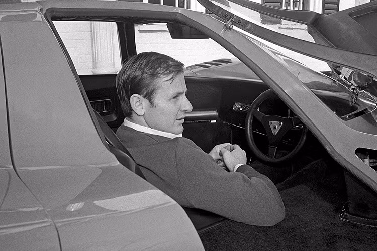 Không giống như Enzo Ferrari, người chỉ muốn tập trung vào xe đua và miễn cưỡng bắt đầu phát triển những mẫu xe đi đường phố để giữ cho đội đua của mình tồn tại, một trong những tham vọng lớn nhất của Bruce McLaren là chế tạo một cỗ máy đi đường phố hoành tráng mang tên mình.