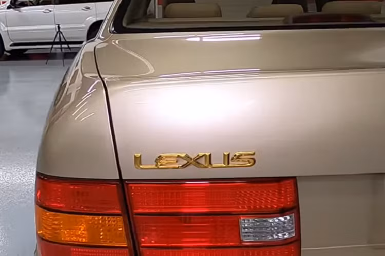 Được biết, chủ nhân hiện tại của chiếc Lexus LS400 độc đáo này đã thừa hưởng chiếc xe từ bố của mình. Nhờ đó, dù đã 23 năm trôi qua nhưng chiếc xe trông vẫn như mới và tạo cảm giác trường tồn với thời gian