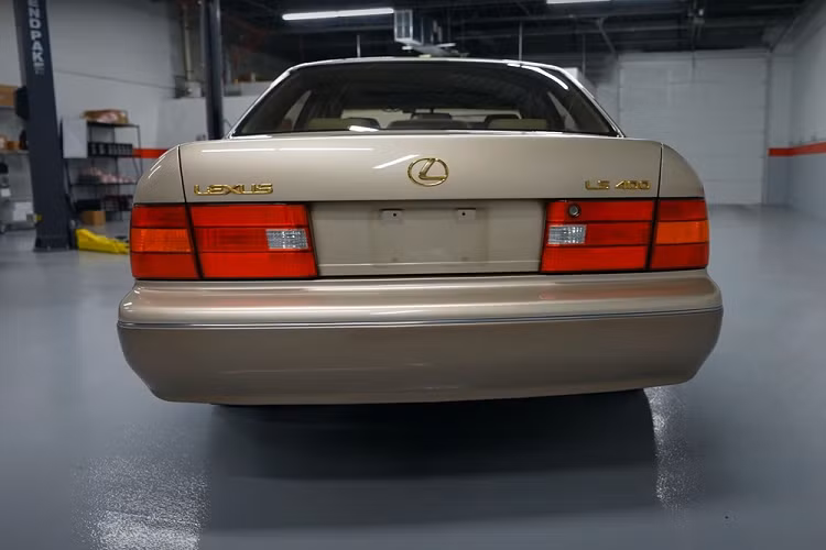 Không chỉ mang trên mình ngoại thất sang trọng và nội thất nhiều trang bị, những chiếc Lexus LS còn có một ưu điểm lớn là sự bền bỉ. Đến tận ngày nay, vẫn còn nhiều chiếc Lexus LS đời cũ đang ngày ngày lưu thông trên đường phố Mỹ. Chiếc Lexus LS400 đời 1999 dưới đây là một ví dụ điển hình.