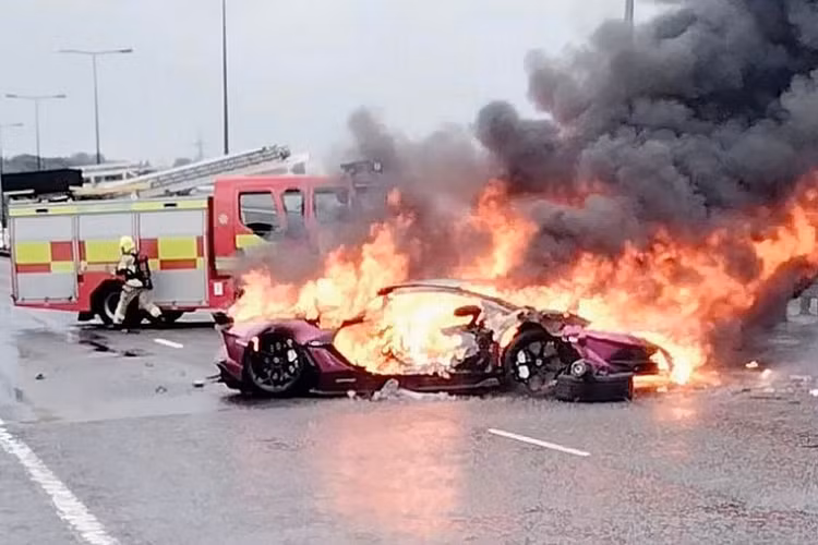 Vụ tai nạn đã khiến nam hành khách ngồi trên ghế phụ lái của chiếc Lamborghini Aventador SVJ nhập viện trong tình trạng nguy kịch. Trong khi đó, 2 tài xế chỉ bị thương nhẹ. Chiếc siêu xe Lamborghini Aventador SVJ trong vụ tai nạn này thuộc sở hữu của Aleem Iqbal - một ngôi sao trên mạng xã hội Instagram.
