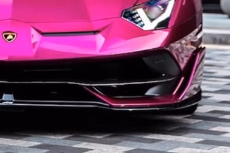 Tuy nhiên, trên trang web của công ty Platinum Executive Travel, chiếc Lamborghini Aventador SVJ vẫn nằm trong danh sách xe cho thuê. Tuy nhiên, chi phí thuê chiếc siêu xe này lại không được công khai. Rất có thể 2 người ngồi trên chiếc Lamborghini Aventador SVJ khi vụ tai nạn xảy ra là khách thuê xe.