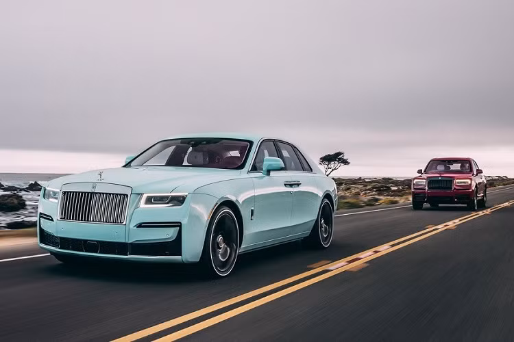 Ngoài Phantom Series II 2023, hãng Rolls-Royce còn trưng bày 2 mẫu xe đặc biệt trong sự kiện Monterey Car Week năm nay. Đầu tiên là chiếc Rolls-Royce Ghost với màu sơn xanh Sagano Green nổi bật. Theo hãng xe Anh quốc, chiếc xe này được sơn 6 lớp bên ngoài với những hạt màu siêu nhỏ nhằm tạo ra ánh sáng đa chiều. Theo ông Simms, hãng Rolls-Royce còn trộn vàng, bạc và thậm chí cả kim cương tán nhỏ vào màu sơn của chiếc Ghost này.