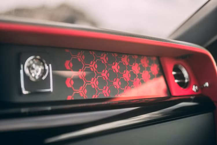 Nằm bên dưới nắp ca-pô của Rolls-Royce Phantom Series II 2023 tiếp tục là động cơ xăng V12, tăng áp kép, dung tích 6.75L mạnh mẽ. Động cơ tạo ra công suất tối đa 563 mã lực và mô-men xoắn cực đại 900 Nm. Dù không mang đến cảm giác lái thể thao nhất nhưng Rolls-Royce Phantom Series II 2023 lại khiến người ngồi trên xe như đang được trải nghiệm "thảm bay thần kỳ" trong truyện cổ tích.