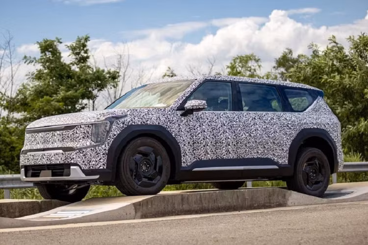 Nếu vẫn giữ nguyên kích thước của bản concept, thì chiếc Kia EV9 sẽ dài khoảng 4,93 m, ngắn hơn một chút so với Kia Telluride hiện tại về tổng thể, nhưng lại có chiều dài cơ sở dài hơn là 3,1 m.