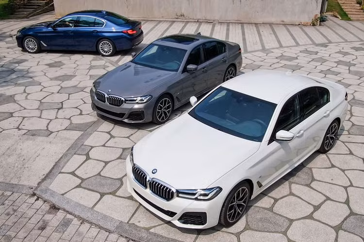 Theo đó, BMW 3 Series lắp ráp Việt Nam có giá bán mới từ 1,399 tỷ đồng và giá xe BMW X5 2023 từ 4,019 tỷ đồng. Mức giá này trùng với thông tin trên bảng giá mà phía đại lý tiết lộ trước đó. Bên cạnh đó, BMW còn cung cấp gói bảo hành 5 năm hoặc 200.000 km.