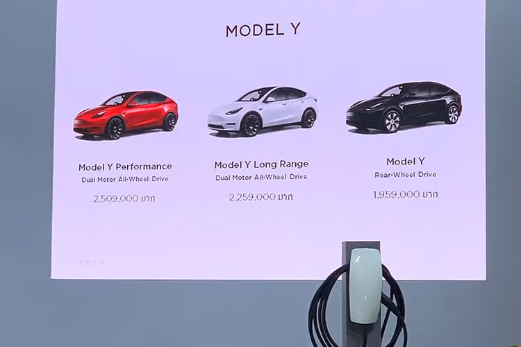 Xe được bảo hành 4 năm hoặc 80.000 km, tùy điều kiện nào đến trước. Trong khi đó, pin và hệ truyền động của xe được bảo hành 8 năm hoặc 160.000 km ở bản RWD và 192.000 km ở 2 bản còn lại. Tại Thái Lan, Tesla Model Y sẽ là đối thủ của BMW X3, Mercedes-Benz GLC, Volvo XC60 và Toyota bZ4X.