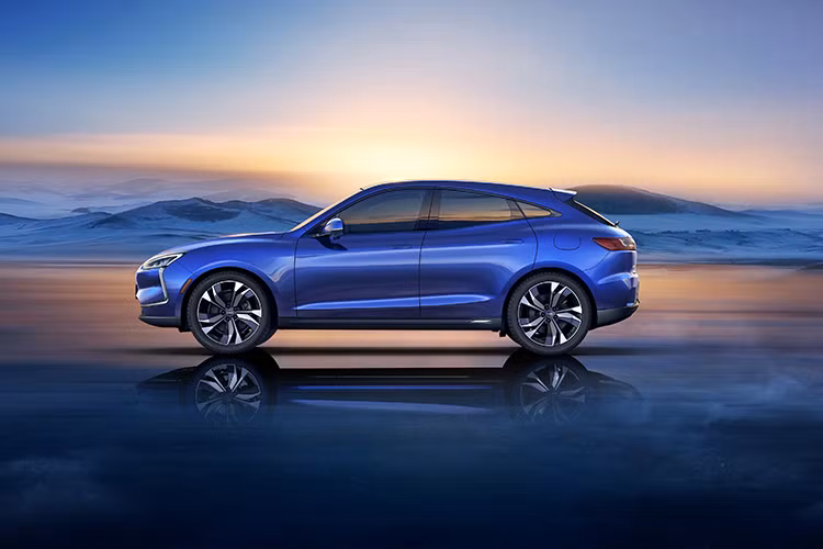 Tại thị trường quê nhà Trung Quốc, Dongfeng Seres SF5 chạy điện được giới thiệu với hai động cơ điện - một động cơ điện không đồng bộ SEP200 ở phía trước có công suất 342 mã lực.