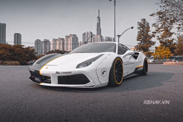 Tất nhiên, bộ cánh mới cũng góp phần giúp Ferrari 488 GTB trở nên ấn tượng hơn, bộ cánh này có tông đen - trắng đối xứng ngược màu với nhau, tạo nên một phong cách mới lạ.