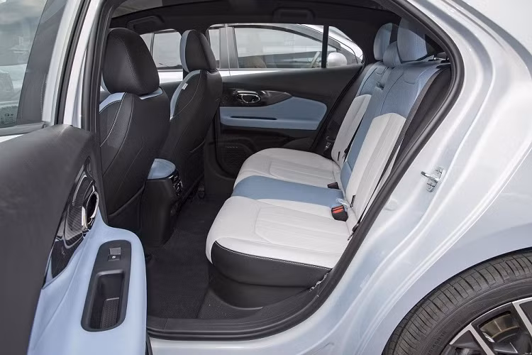 Nguồn cung cấp sức mạnh của Trumpchi Empow Hybrid 2023 là hệ truyền động hybrid, bao gồm động cơ xăng 4 xi-lanh, dung tích 2.0L và mô-tơ điện, tạo ra công suất tổng cộng 238 mã lực. Nhờ đó, xe có thể tăng tốc từ 0-100 km/h trong thời gian chỉ 7,3 giây và tiêu thụ lượng xăng trung bình 3,6 lít/100 km.