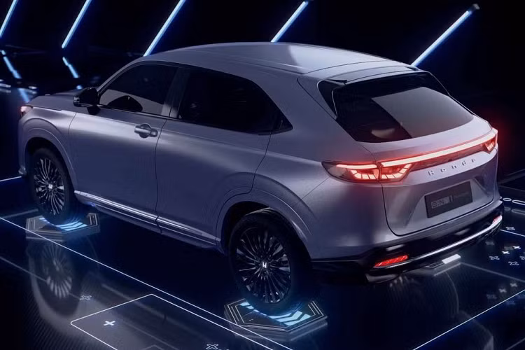 Thứ nhất là mô-tơ điện nằm trên cầu trước với công suất tối đa 180 mã lực và mô-men xoắn cực đại 310 Nm. Mô-tơ điện này kết hợp với cụm pin lithium-ion tam nguyên có dung lượng 53,6 kWh, cho phép xe chạy được 420 km sau khi sạc đầy pin theo chu trình thử nghiệm CLTC tại Trung Quốc.