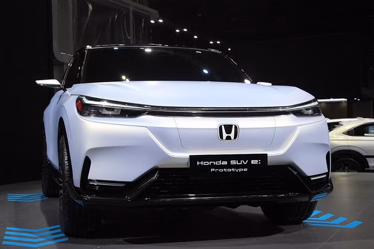 Thứ hai là mô-tơ điện mạnh hơn với công suất tối đa 204 mã lực và mô-men xoắn cực đại 310 Nm. Pin đi với mô-tơ điện này cũng có dung lượng lớn hơn, đạt 68,8 kWh, mang đến quãng đường di chuyển 510 km. Dù dùng mô-tơ điện nào, Honda e:NS1 và e:NP1 đều có vận tốc tối đa 150 km/h.