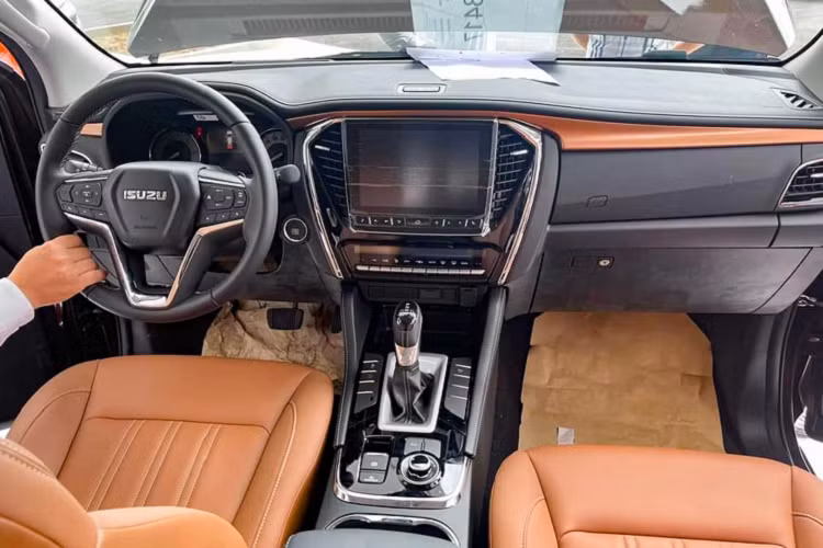 Chiếc Isuzu Mu-X thế hệ mới trong bài viết thuộc phiên bản Premium 1.9 AT 4x4 cao cấp nhất có giá bán dự kiến khoảng 1,1 tỷ đồng. Ở phiên bản cao cấp này, nội thất có nhiều trang bị hấp dẫn, trong đó bao gồm: Ghế bọc Da, ghế lái chỉnh điện 8 hướng, màn hình cảm ứng 9 inch đa kết nối, 8 loa giải trí, màn hình hiển thị thông tin lái xe MID màu 4.2 inch, phanh tay điện tử + AH.