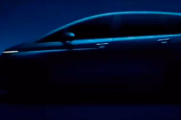 Điều này có nghĩa là chiếc minivan cỡ nhỏ có thể được trang bị động cơ xăng hoặc dầu diesel 1,5 lít của Hyundai kết hợp với hộp số sàn hoặc tự động.