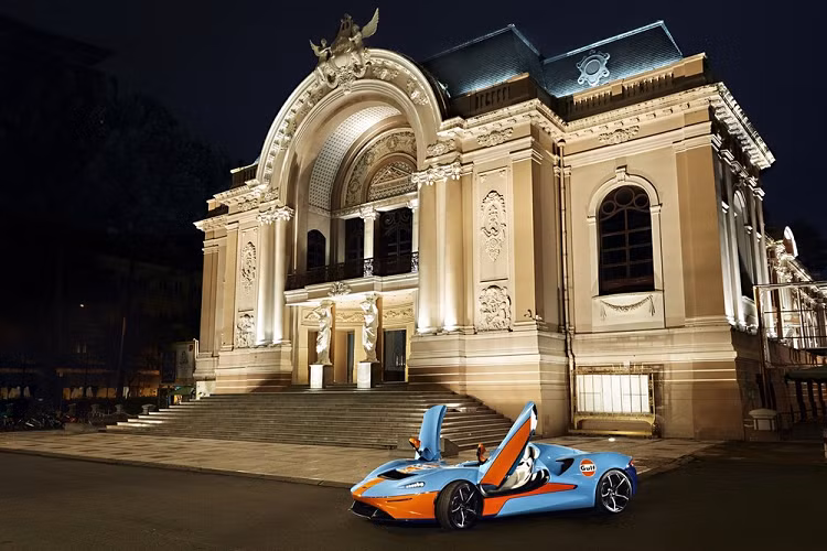 Tuy nhiên, siêu xe McLaren Elva mà nhiều người râm ran Minh Nhựa mua thuộc bản 3 không tức có thêm kính chắn gió trước để phù hợp luật đăng kiểm của nước ta.