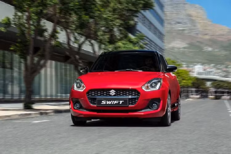 Swift Sport sẽ được giới thiệu trong vòng một năm sau khi phiên bản tiêu chuẩn ra mắt. Biến thể Swift Sport có thể sẽ trang bị động cơ tăng áp Boosterjet 1,4 lít kết hợp mild-hybrid. Đi cùng là hộp số CVT hoặc số sàn 6 cấp, cùng công suất ít nhất 130 mã lực. Suzuki Swift thế hệ tiếp theo có thể sẽ được giới thiệu vào năm 2023. Swift ban đầu phát triển hướng đến thị trường châu Âu khó tính.