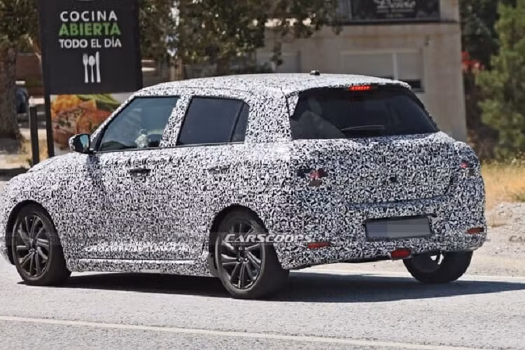 Nội thất Suzuki Swift hứa hẹn sẽ được thay bằng các vật liệu cao cấp hơn. Không gian cho người ngồi có thể sẽ vẫn như cũ do kích thước khung gầm không thay đổi nhiều. Được biết Suzuki Swift thế hệ thứ tư sẽ được phát triển trên nền tảng Heartect.