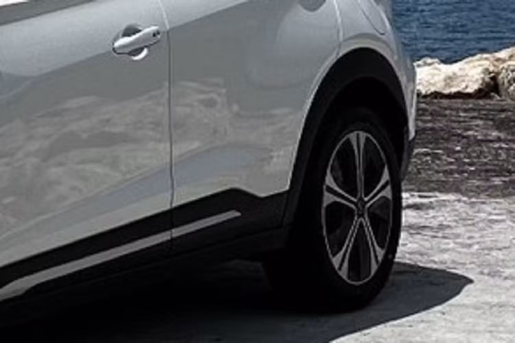 Ngoài khả năng tiết kiệm xăng, Nissan Kicks 2023 còn được trang bị khá ổn với hệ thống đèn LED từ trước ra sau, bao gồm đèn pha, đèn báo rẽ tuần tự, dải đèn định vị ban ngày, đèn sương mù, đèn hậu và đèn phanh.