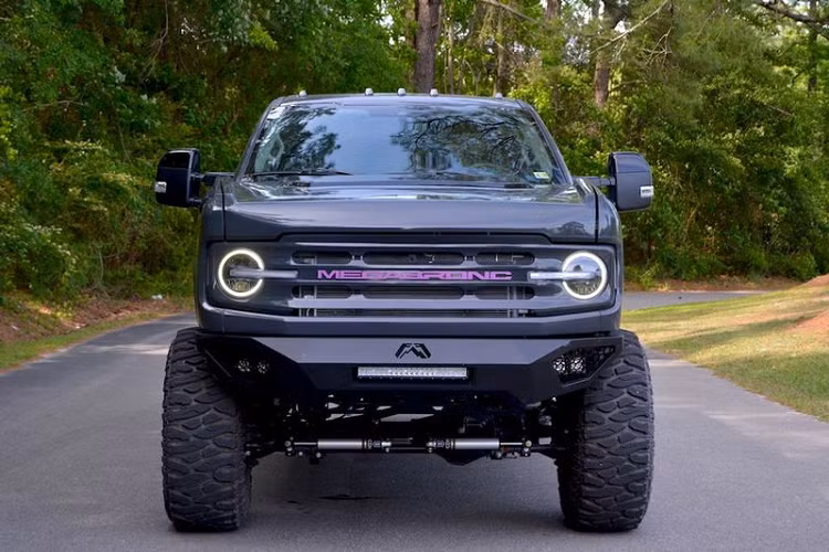 MegaBronc là kết quả của quá trình độ siêu bán tải Ford F-250 Super Duty Crew Cab Laries 2021 theo phong cách Ford Bronco.