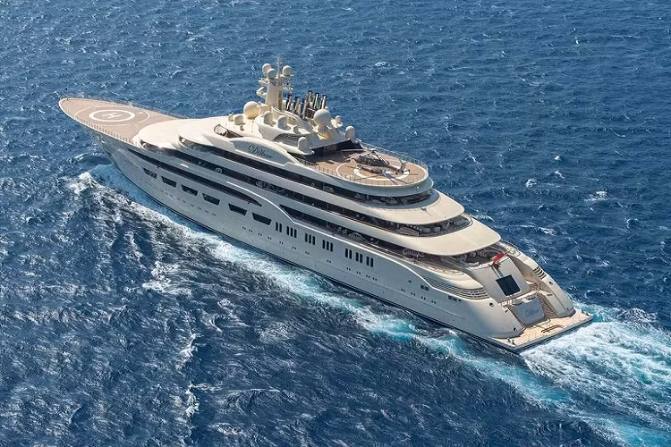 Alisher Usmanov đã mua Dilbar vào năm 2016 từ hãng đóng tàu Lürssen của Đức. Được biết, công ty này đã phải mất 52 tháng để chế tạo ra Dilbar và họ gọi nó là “một trong những du thuyền phức tạp và thách thức nhất từng được chế tạo, cả về kích thước và công nghệ”.