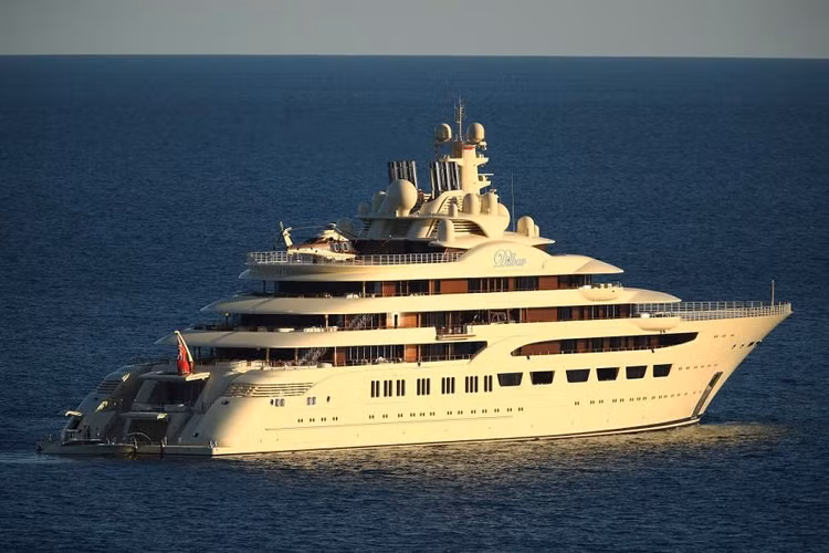 Siêu du thuyền của Alisher Usmanov đã bị tịch thu khi đang ở xưởng đóng tàu Blohm + Voss (Đức) kể từ cuối tháng 10 năm ngoái để bảo dưỡng bảo trì.