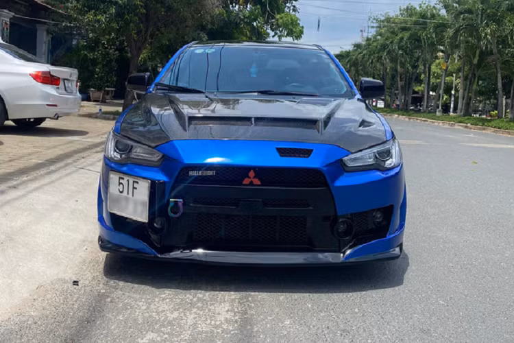 Thuộc dòng Lancer IO 2.0, chiếc Mitsubishi trong bài viết đã được chủ xe độ theo mẫu sedan thể thao Lancer Evolution X. Sau 12 năm lăn bánh, chiếc Mitsubishi Lancer đời 2010 được rao bán lại với mức giá hơn 400 triệu đồng. Đây có thể coi là một mức giá khá "hời" đối với những người đam mê JDM khi xét về những gì chiếc Mitsubishi này đem tới.
