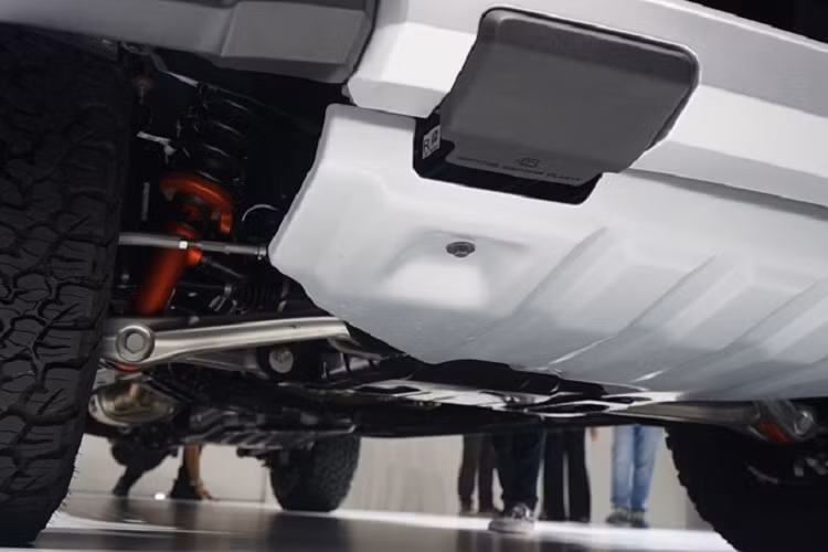 Ngoài khả năng off-road, Ford Ranger Raptor 2022 còn sở hữu thiết kế ngoại thất khác biệt đáng kể so với bản thường. Theo đó, xe được trang bị lưới tản nhiệt với dòng chữ "Ford" cỡ lớn ở giữa. Nằm hai bên lưới tản nhiệt là cụm đèn pha Matrix LED hình chữ "C", được bao quanh bằng dải đèn LED định vị ban ngày. Đèn pha của xe có tính năng tự động bật/tắt, chống lóa và chỉnh luồng sáng theo hướng đánh lái.