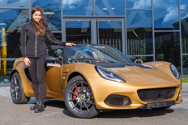 Giống như tất cả các xe Lotus, Elise có khả năng đem tới một chuyến đi thú vị cùng khả năng xử lý chính xác, đem tới cho người lái cảm giác lái ấn tượng cùng độ phản hồi chính xác. Elise chính là lời nhắc nhở rằng trải nghiệm lái xe vượt trội phải là ưu tiên hàng đầu đối với những chiếc xe thể thao. Mẫu xe này từng thiết lập lại tiêu chuẩn cho việc lái xe cũng như khả năng xử lý, từ đây đã trở thành những tiêu chuẩn cho các mẫu xe sau này.