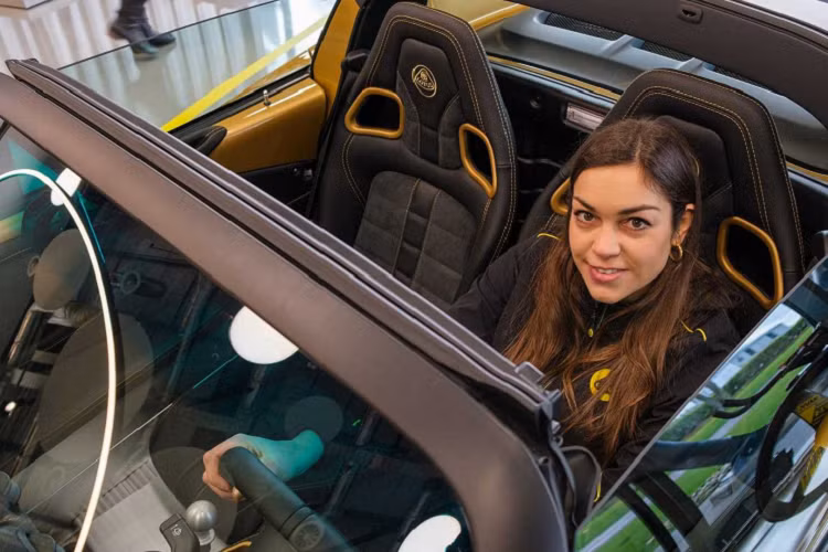 Chiếc Lotus Elise cuối cùng được chế tạo vừa qua đã được bàn giao tới tay cô Elise Artioli trong một buổi lễ đăc biệt diễn ra tại trụ sở chính ở Norfolk, Anh. Artioli đã được nhận bàn giao chiếc xe Elise Sport 240 cuối cùng với màu Vàng Championship Gold. Bên cạnh màu sắc độc đáo, chiếc xe này thực sự rất ý nghĩa khi được đưa tới tay của cô gái từng là nguồn cảm hứng cho tên gọi của cả một dòng xe.