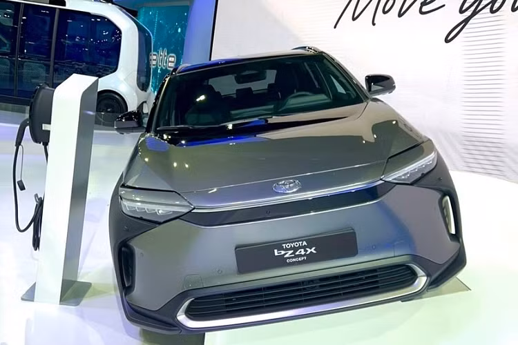 Phạm vi di chuyển của phiên bản FWD là gần 500 km và phiên bản AWD là 460 km. Người dùng có thể sạc pin bằng hệ thống sạc chậm 6,6 kW hoặc sạc nhanh 150 kW. Với hệ thống sạc nhanh, dung lượng pin sẽ tăng lên 80% trong thời gian chỉ 30 phút.