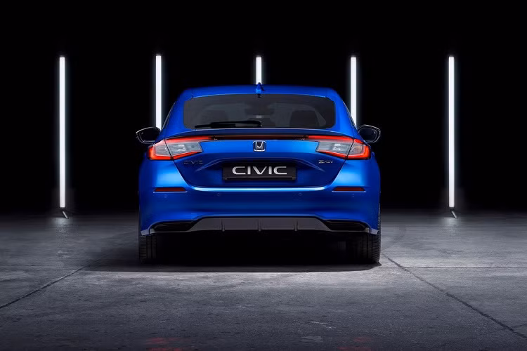 Theo hãng Honda, hệ truyền động của Civic e:HEV Hatchback 2022 có thể tự động chuyển giữa các chế độ vận hành EV (chỉ dùng mô-tơ điện), Hybrid (dùng cả mô-tơ điện lẫn động cơ xăng) và Engine Drive (chỉ dùng động cơ xăng) mà không cần sự can thiệp của người lái. Trong khi đó, người điều khiển xe có thể chọn các chế độ lái Eco, Normal, Sport và Individual. 
