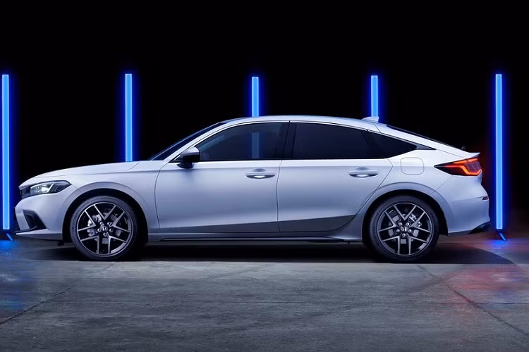 Hệ truyền động hybrid này tạo ra công suất tổng cộng 181 mã lực và mô-men xoắn cực đại 315 Nm. So với phiên bản cũ dùng động cơ xăng VTEC Turbo 4 xi-lanh, tăng áp, dung tích 1.5L, Honda Civic e:HEV Hatchback 2022 mạnh hơn 1 mã lực và 75 Nm. 