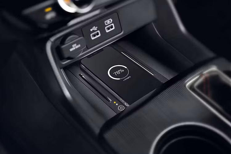 Khi mua Honda Civic e:HEV 2022, khách hàng Thái Lan có thể chọn các màu sơn ngoại thất như đỏ Ignite Red (dành riêng cho bản RS), đen Black Crystal, trắng Platinum White, xám Meteoroid Gray, bạc Lunar Silver và xanh dương Morning Mist Blue (dành riêng cho bản EL+).